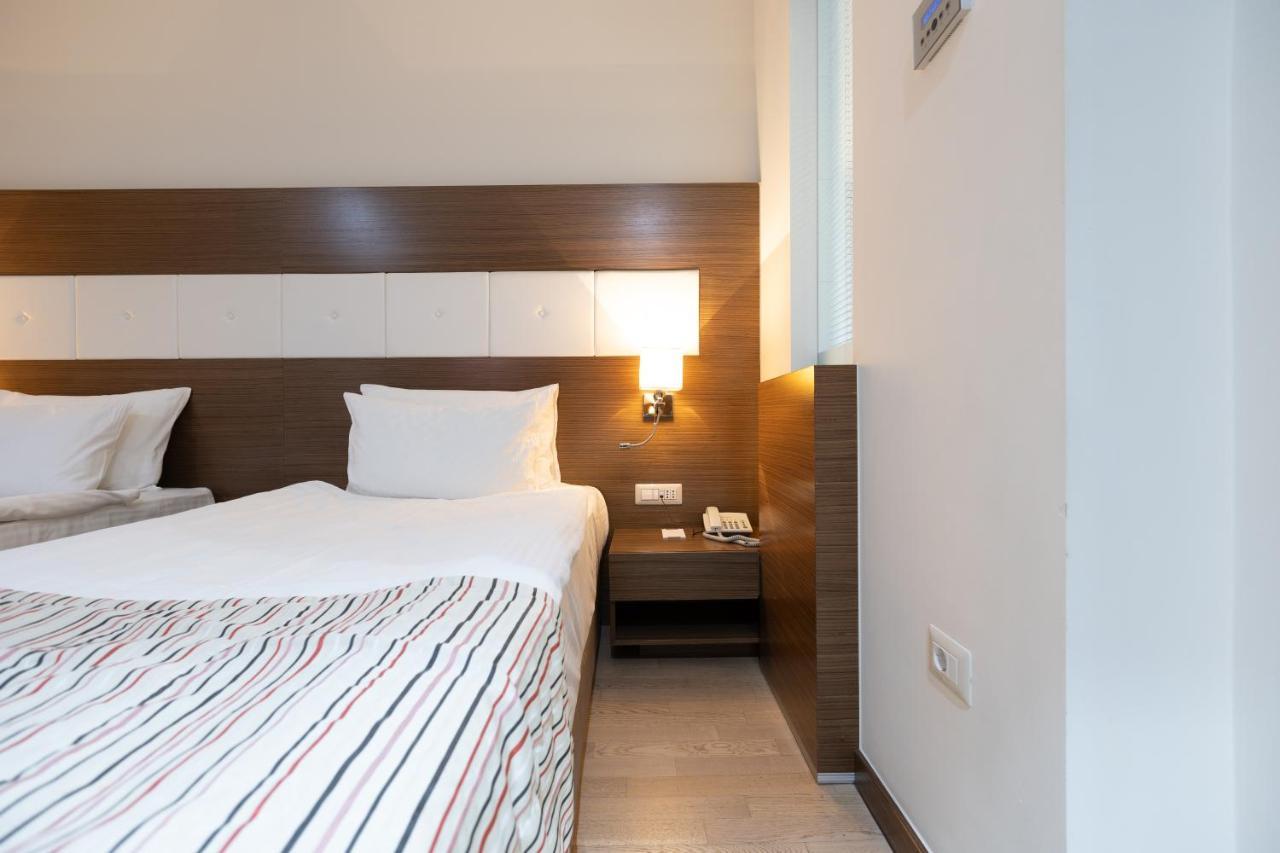 Hotel Dukagjini Peja Exteriör bild