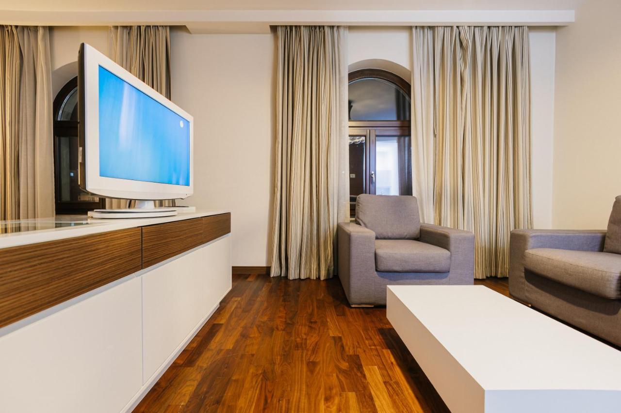 Hotel Dukagjini Peja Exteriör bild